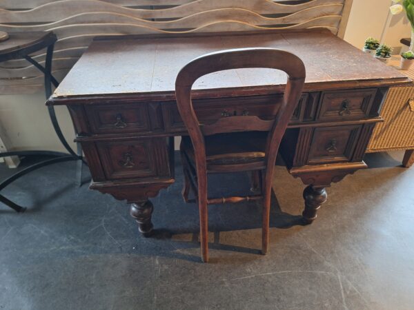 Prachtig antiek bureau met stoel
