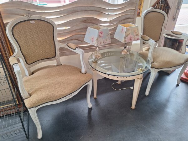 Toffe brocante set van 2 stoelen met tafeltje