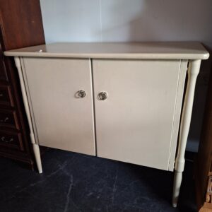 Leuk brocante kastje op hoge pootjes