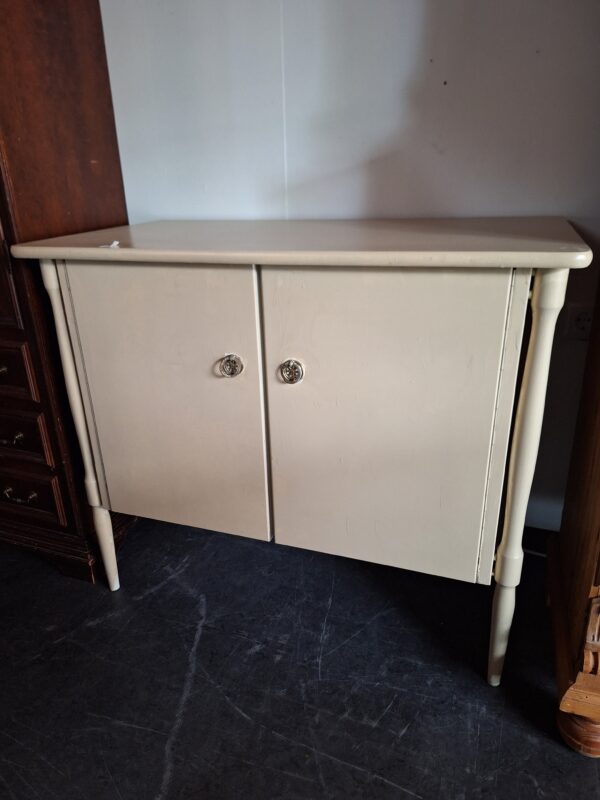 Leuk brocante kastje op hoge pootjes