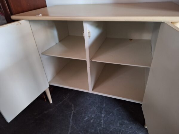Leuk brocante kastje op hoge pootjes - Afbeelding 2