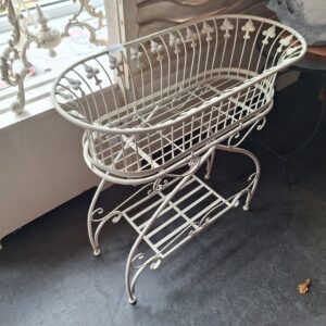 Toffe brocante plantenbakken op pootjes