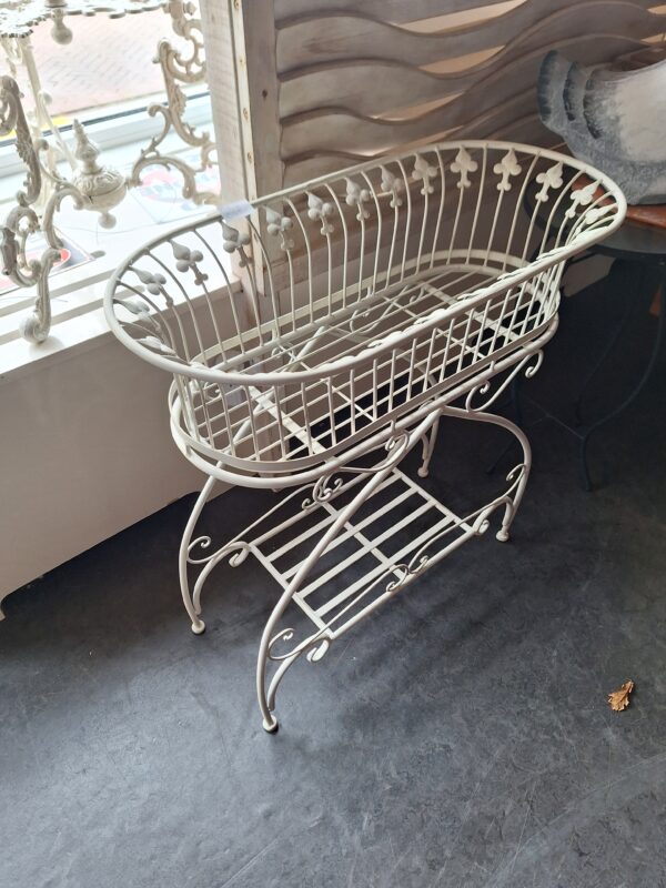 Toffe brocante plantenbakken op pootjes