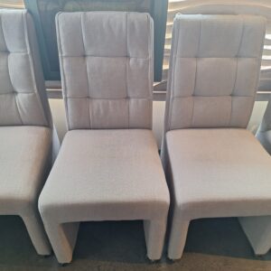 Set van 6 nette eetkamerstoelen op wielen