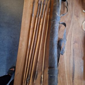 Antieke pijlkoker met gevederde pijlen
