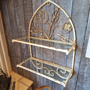 Brocante wandkastjes met glazen plankjes