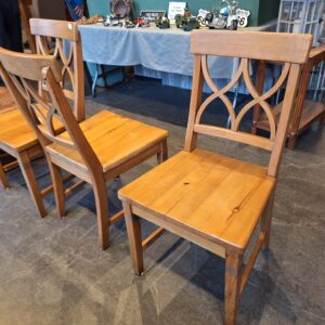 4 grenen stoelen in goede staat